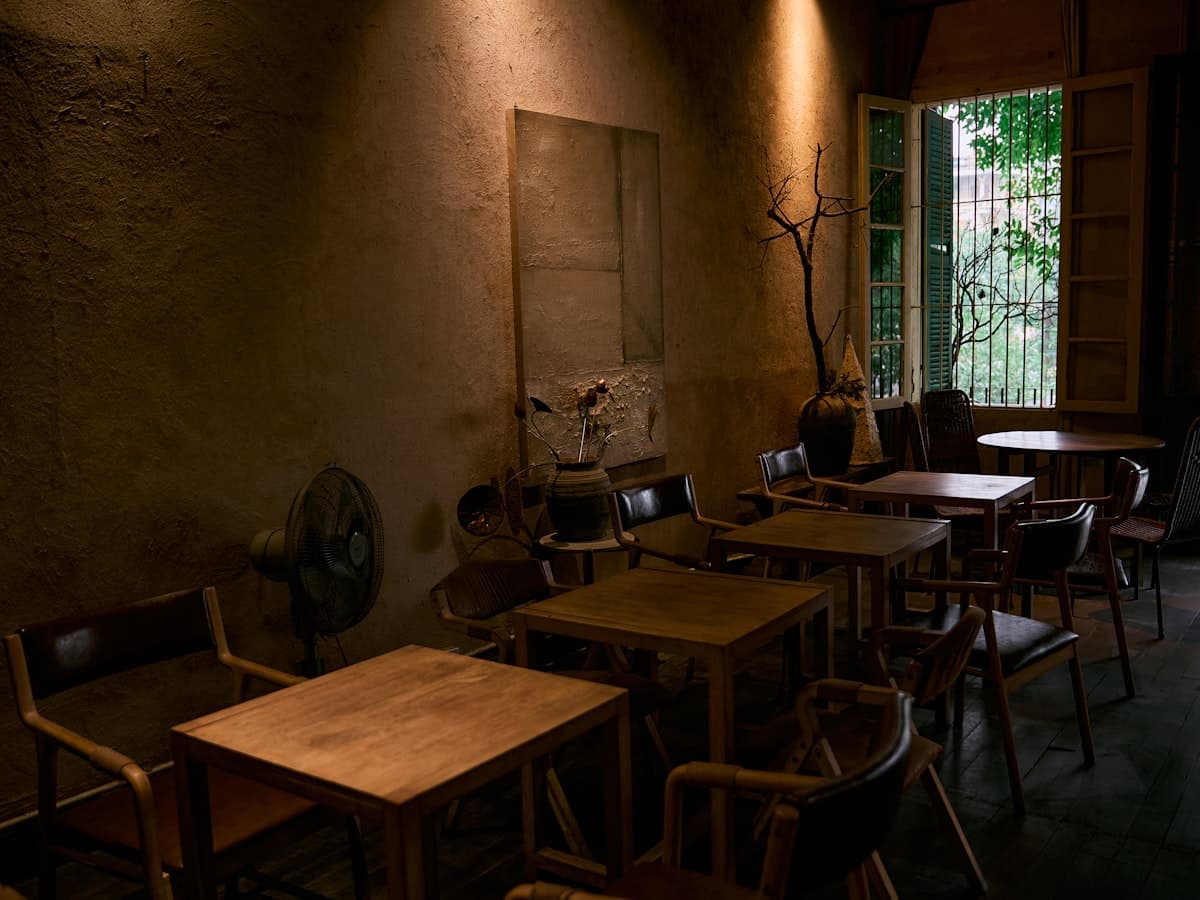 The front room, with the counter and a few close tables.