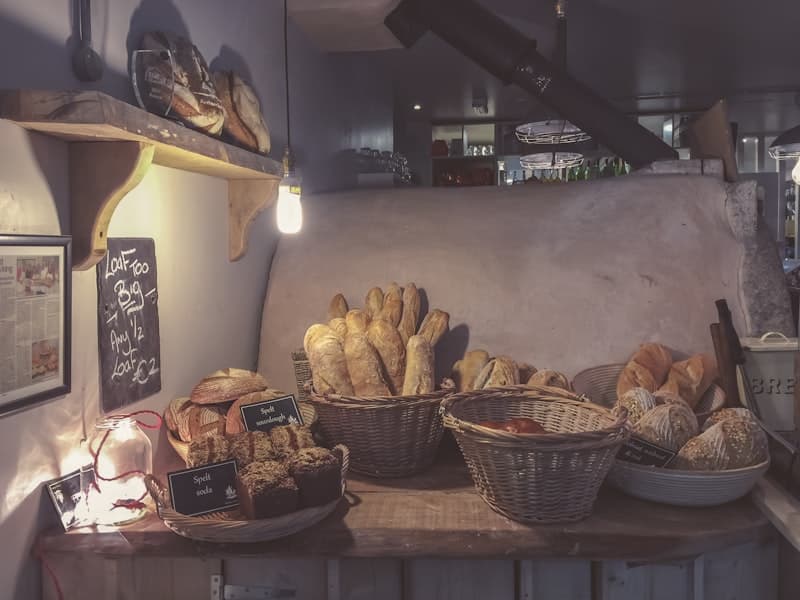 Du pain sur le comptoir, tôt le matin.